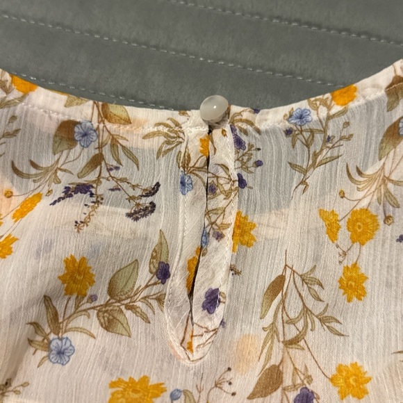 Floral Ruffle Blouse - Picture 7 of 7